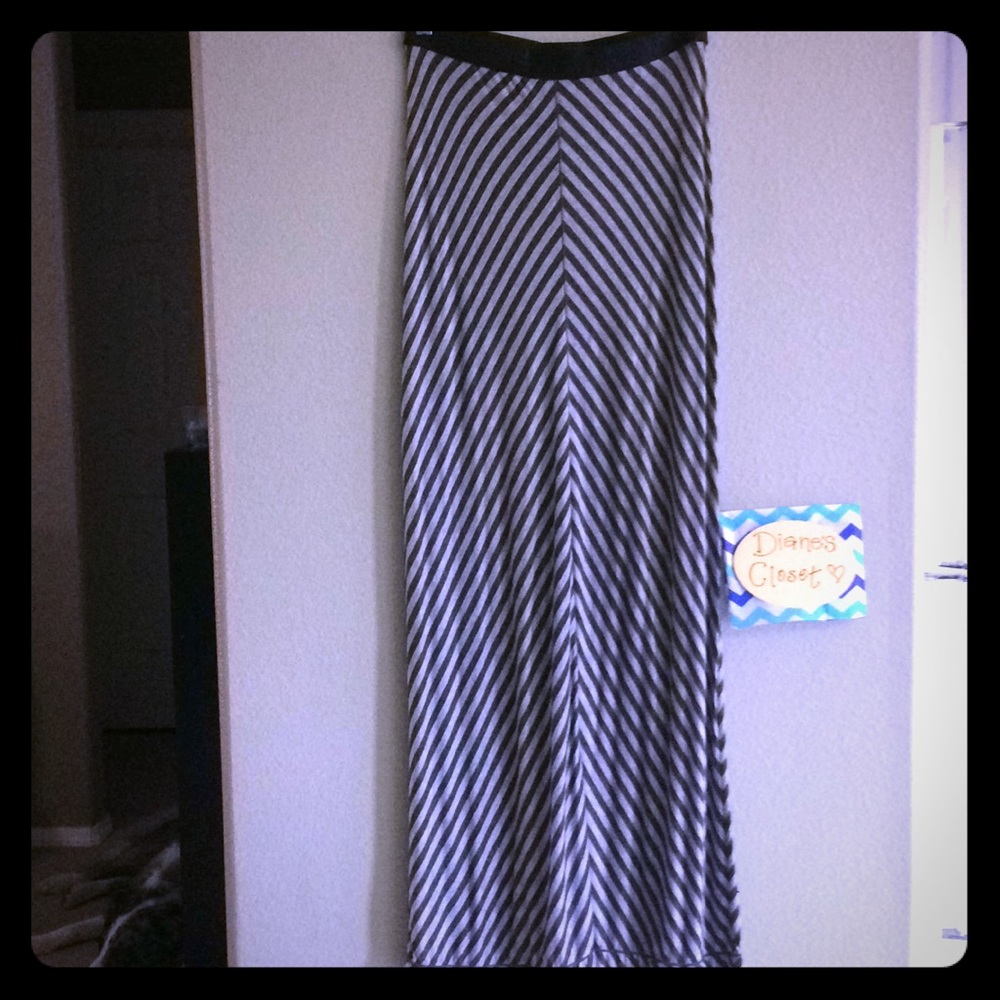 Like New Max Studio Women’s Chevron Striped Maxi Skirt - Picture 2 of 4
